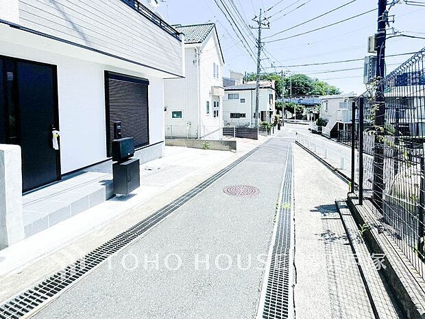 【Frontal road】周辺に建ち並ぶ邸宅も、それぞれに個性がありながらも全体的に瀟洒な雰囲気を醸し出している邸宅街の一角。