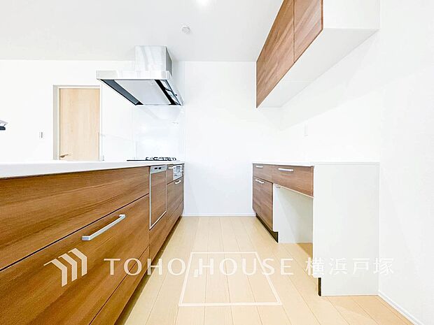 【Kitchen】奥様が長い時間を過ごすキッチンは、使い勝手の良い家事動線で、家族とのコミュニケーションがはかれるキッチンを採用しています。