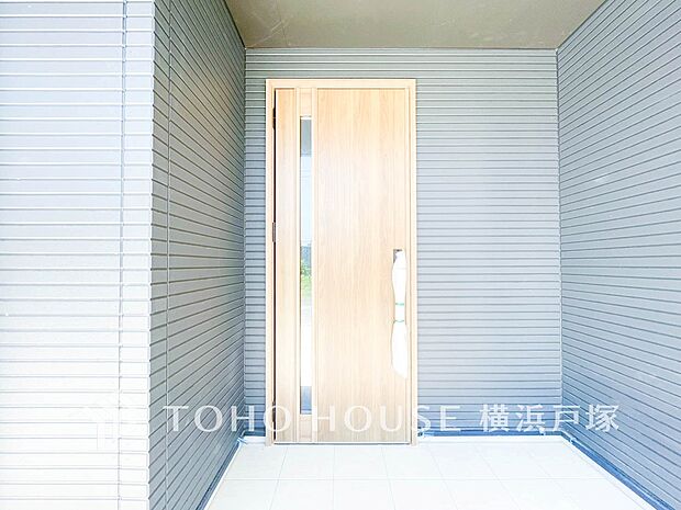 【Entrance】居住者の帰り、訪れる方を優しく迎え、安らぎに満ちた生活空間を予感させる。健やかな暮らしを楽しめそう。