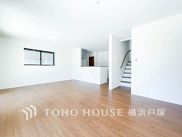 【Living room】ここにはみんなが集い、食事と楽しい会話が始まる。話に夢中になりすぎて、ついつい時を忘れてしまう。