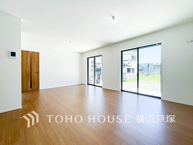【Living room】広々としたLDKは、シックでモダンな内装。伸びやかな空間の中で、家族団らんのひとときを過ごせます。