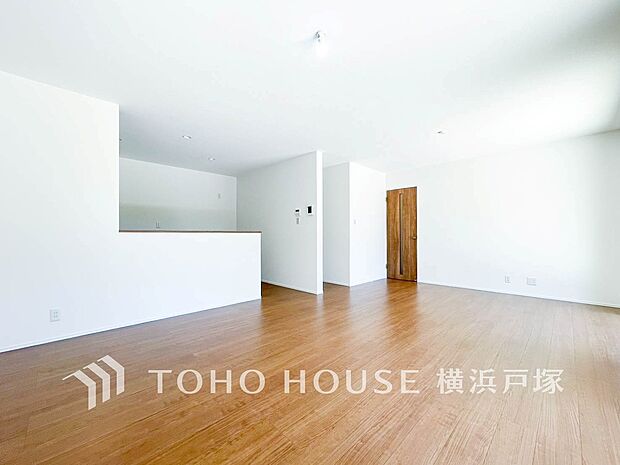 【Living room】柔らかな色合いのフローリングと清潔感の溢れるクロスが明るい空間を創り出しているリビングダイニング。