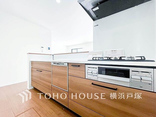 【Kitchen】手元の収納から、足元の収納までが全てスライド式で、奥のスペースまで有効に活用できます。