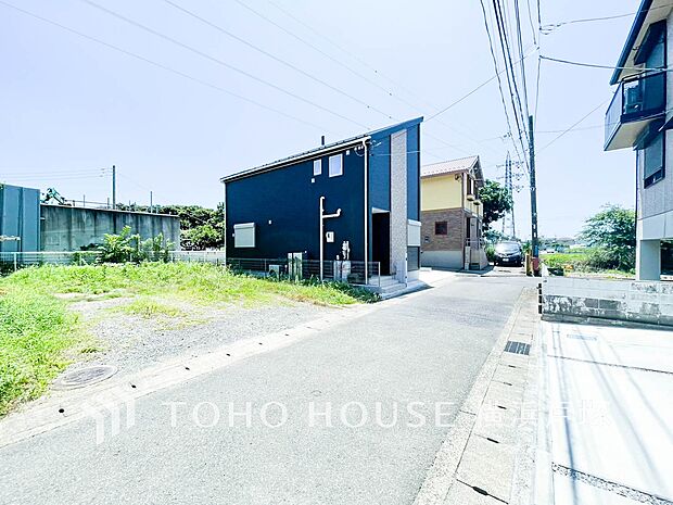 【Frontal road】周辺に建ち並ぶ邸宅も、それぞれに個性がありながらも落ち着いた雰囲気を醸し出している邸宅街の一角。