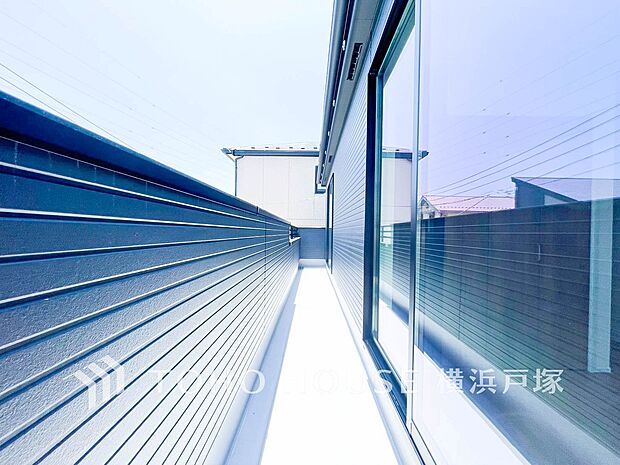 【Balcony】開放感いっぱいの眺望と共に光と風を享受するバルコニー。緑豊かな景観を眺めることができます。