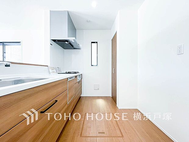 【Kitchen】奥様が長い時間を過ごすキッチンは、使い勝手の良い家事動線で、家族とのコミュニケーションがはかれます。