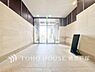 エントランス：【Entrance】洗練と温もりが調和するエントランスホール。訪れる人を心地よく迎え、特別な空間への期待感を高めます。