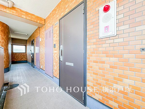 【Entrance】居住者の帰り、訪れる方を優しく迎え、安らぎに満ちた生活空間を予感させる。健やかな暮らしを楽しめそう。