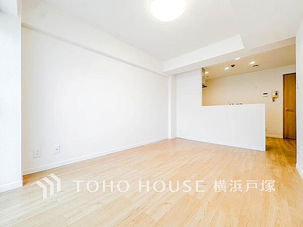 【Living room】家族と過ごすひと時を溢れる光が優しく包み込むリビングダイニング。家族とともに、心穏やかに過ごすひととき。家族との時間、自分の時間を大切にできる空間がここにあります。