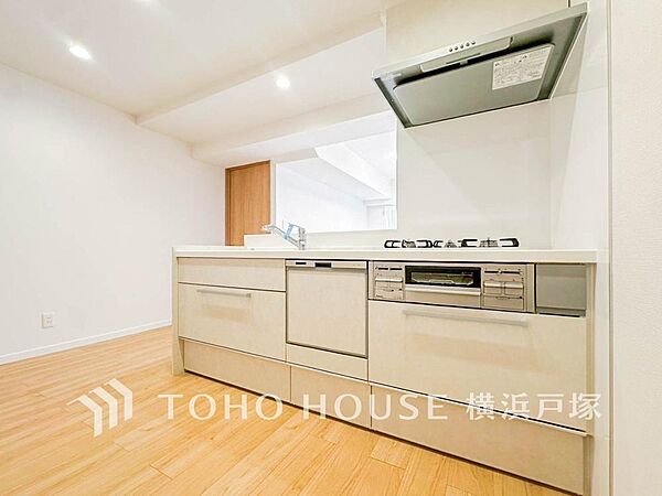 【Kitchen】手元の収納から、足元の収納までが全てスライド式で、奥のスペースまで有効に活用できます。奥まで上から見渡せるので、たまにしか使わない調理器具もサッと取出せます。