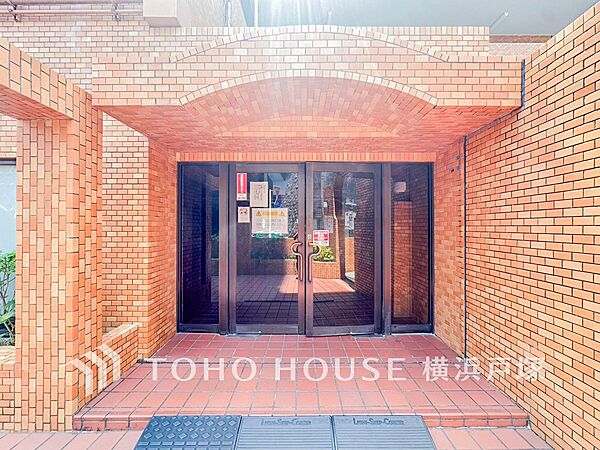 【Entrance】エントランスは毎日の行き帰りで使う大事な空間です。明るい基調で華やかなデザインを採用。