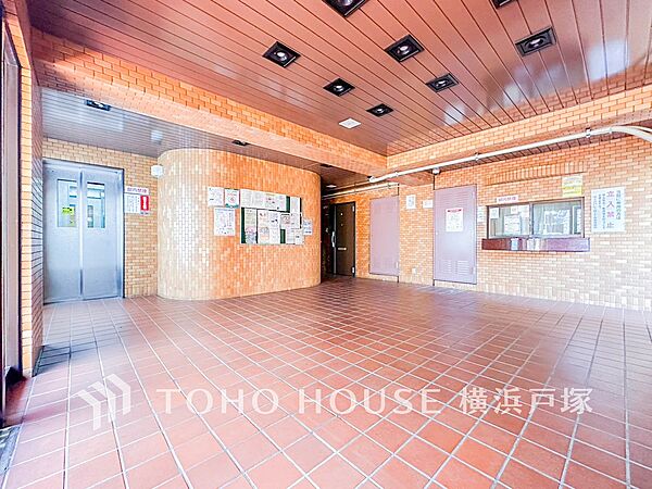 【Entrance】洗練と温もりが調和するエントランスホール。訪れる人を心地よく迎え、特別な空間への期待感を高めます。