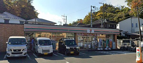 横浜境木町のセブンイレブン。便利な立地と豊富な品揃えで、日常の買い物に最適なコンビニエンスストアです
