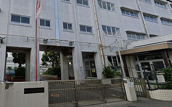 横浜市立境木中学校は、充実した教育環境と地域密着型の学びを提供し、生徒の成長をサポートします。