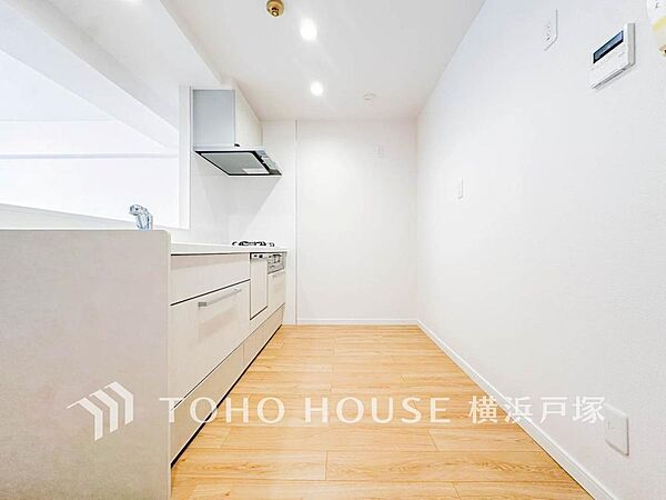 【Kitchen】ご家族みんなで調理ができる位のスペースを実現したキッチン空間となっております。みんなで作った料理を召し上がりながらの会話は、どのような物になるのでしょうか。