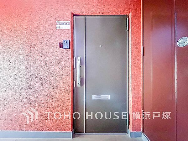 【Entrance】お客様をお迎えする玄関は落ち着いた雰囲気。帰り着くたびに洗練されたテイストの空間に迎えられ誇りと喜びを感じる玄関まわりです。