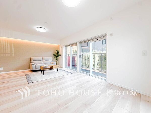 【Living room】ここにはみんなが集い、食事と楽しい会話が始まる。話に夢中になりすぎて、ついつい時を忘れてしまう。そんな束の間の幸せを感じさせてくれる場所。