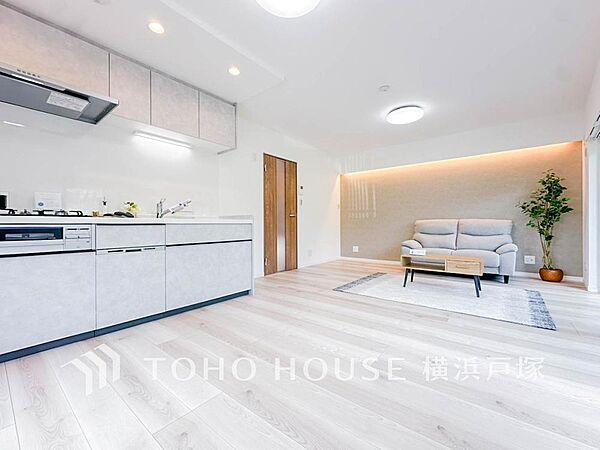 【Living room】一日の中で多くの時間を過すことになる住まいだからこそ、いつも穏やかな空間であるように心掛けています。構成する建材などへの配慮が、住まう方の健康を守ります。