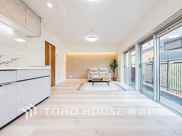 【Living room】明るく開放的な空間が広がるLDK。室内には豊かな陽光が注ぎ込み、爽やかな住空間を演出。