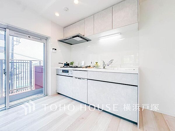 【Kitchen】夫婦そろってキッチンに立っても調理がしやすく余裕の広さ。家事をしながら会話も弾みます。