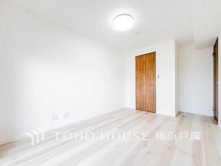 【Room】1日の疲れを癒し、心地よく寛げるようゆったりとした広さを確保しています。プライベートタイムをより優雅に穏やかに…。落ち着いた雰囲気を紡ぎます。