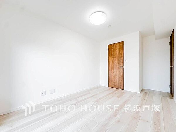 【Room】1日の疲れを癒し、心地よく寛げるようゆったりとした広さを確保しています。プライベートタイムをより優雅に穏やかに…。落ち着いた雰囲気を紡ぎます。