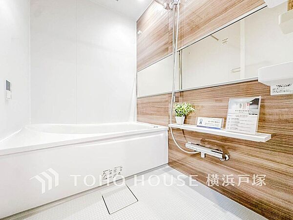 【Bathroom】1日の疲れを取り心身を癒すことができる住まいの中のリラクゼーション空間、リラックスできるよう優しいカラーをチョイスしました。時を忘れるほどのんびりできる空間に。