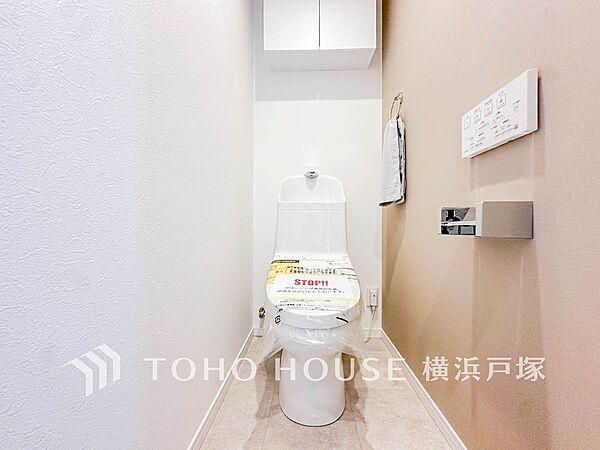 【Toilet】清潔感のあるトイレ空間。毎日快適に使えるよう配慮された仕様で、落ち着いて利用できる空間です。
