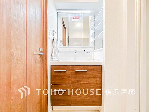 【Powder room】清潔感のあるプライベート空間は、身だしなみチェックや肌のお手入れに最適です。収納もあり、スッキリと見映えの良い空間に拵えました。時間に余裕とゆとりを持たせます。