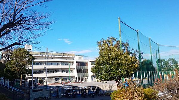 横浜市立六つ川西小学校まで約878m