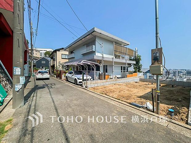 街並みの風景に包み込まれながら、瀟洒な印象も湛えて佇みます。(2026年7月)