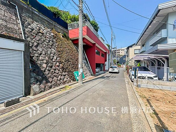穏やかな街並みの中で、陽光と開放感を感じながら暮らせる魅力ある住環境です。(2026年7月)