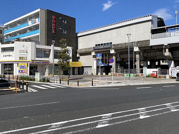 相鉄線天王町駅まで約1000m。横浜駅まで約5分。横浜中心部へのアクセス良好です。周辺には浜のアメ横「洪福寺松原商店街」があります。