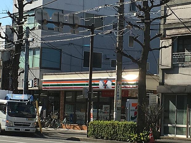 セブンイレブン横浜浅間町店まで約600m。飲料や食品、日用品などを取り扱うコンビニエンスストア。ちょっとした買い物にも利用しやすく、日常のさまざまな場面で重宝します。