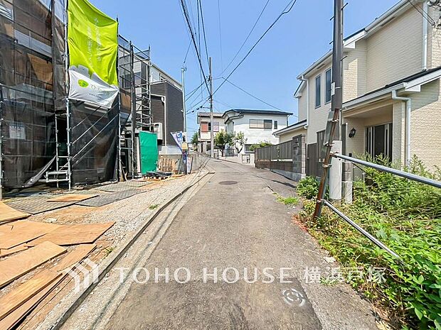 街並みの風景に包み込まれながら、瀟洒な印象も湛えて佇みます。