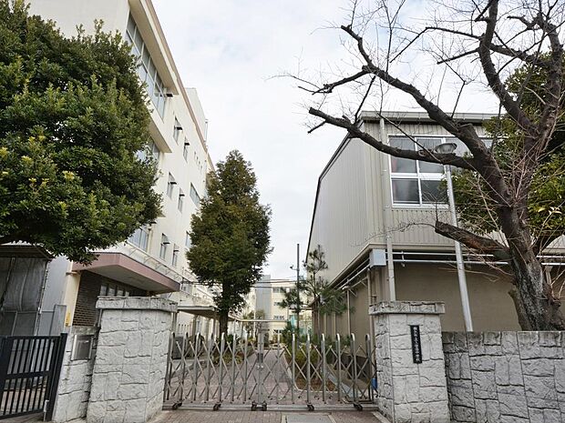 緑豊かな高台の住宅街に位置する公立中学校。文武両道を掲げて学力向上と部活動の活性化に注力し、生徒の主体性を尊重しながら地域社会と連携して心豊かな青年を育んでいます。