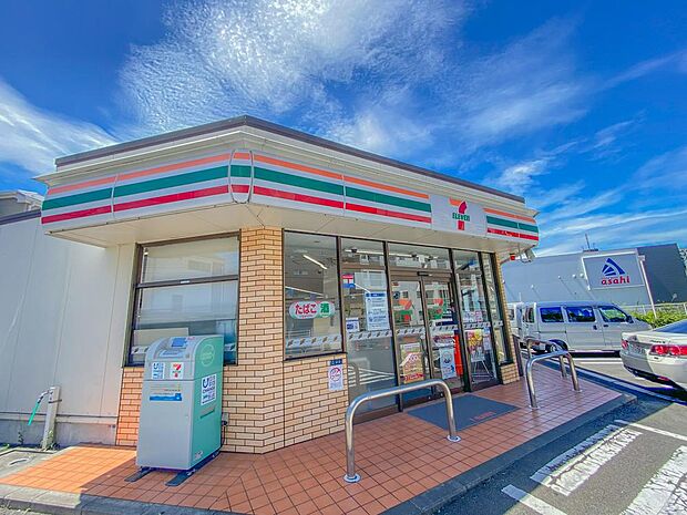 西谷町エリアの主要道路沿いに位置する立ち寄りやすいコンビニ。人気のお弁当や惣菜、セブンカフェが揃い、駐車場も完備され日常のクイックな買い出しに重宝されています。