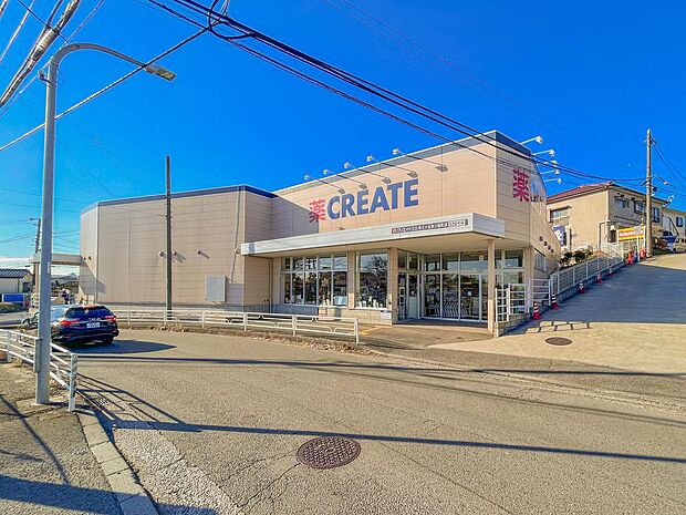東川島町エリアの暮らしを支える大型ドラッグストア。医薬品や化粧品はもちろん、日用雑貨から食品、お酒まで安価に揃い、駐車場完備でワンストップで調達できます。