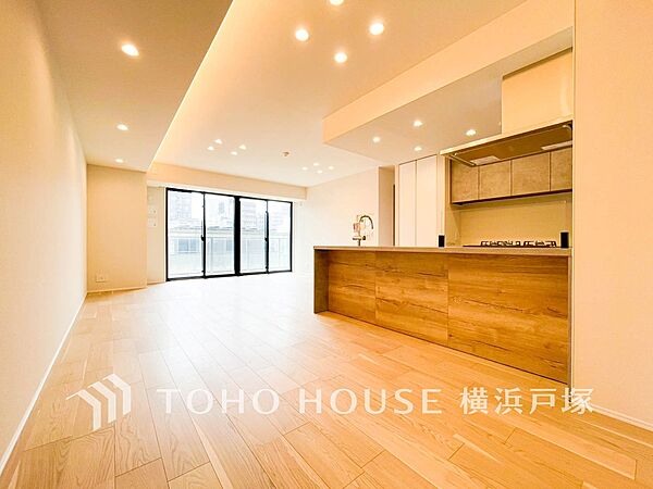 【Living room】明るく開放的な空間が広がるLDK。室内には豊かな陽光が注ぎ込み、爽やかな住空間を演出。