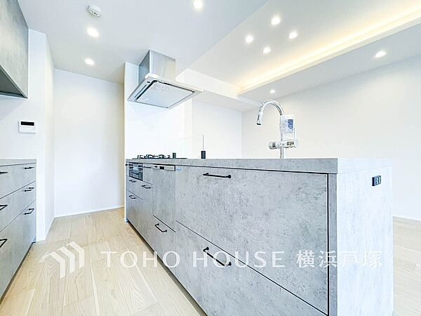 【Kitchen】ご家族みんなで調理ができる位のスペースを実現したキッチン空間となっております。みんなで作った料理を召し上がりながらの会話は、どのような物になるのでしょうか。