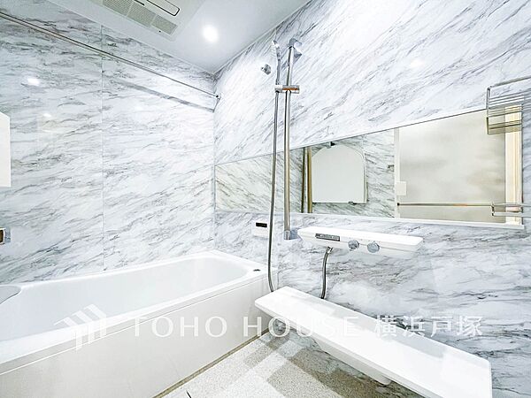 【Bathroom】1日の疲れを取り心身を癒すことができる住まいの中のリラクゼーション空間、リラックスできるよう優しいカラーをチョイスしました。時を忘れるほどのんびりできる空間に。