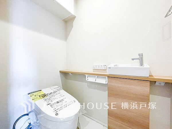 【Toilet】清潔感のあるトイレ空間。毎日快適に使えるよう配慮された仕様で、落ち着いて利用できる空間です。