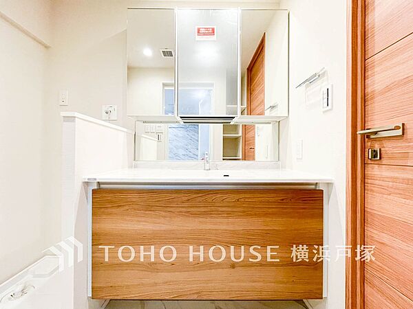 【Powder room】清潔感のあるプライベート空間は、身だしなみチェックや肌のお手入れに最適です。収納もあり、スッキリと見映えの良い空間に拵えました。時間に余裕とゆとりを持たせます。