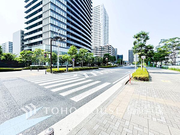 【Frontal road】洗練されたデザインが映える外観。街並みに溶け込みながらも、圧倒的な存在感を放ち、帰るたびに心が弾む美しさ。