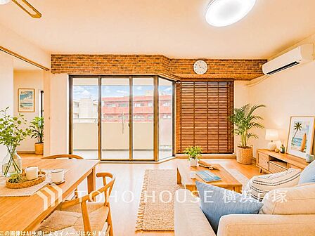 【Living room】光と風が溢れる開放的なリビングダイニングには自然と家族みんなが集まってきます。明るく穏やかな空気の中で飲んだり、食べたり、笑ったり。