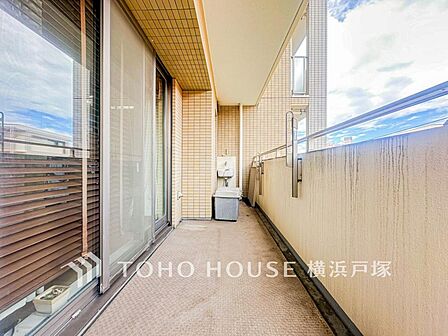 【Balcony】太陽に愛された邸は、陽当り・通風に優れた魅力的で快適さを追求した邸宅でした。ここに住むからこそ意味がある。そんな特別感に浸りながら、毎日をお過ごしして欲しいです 。