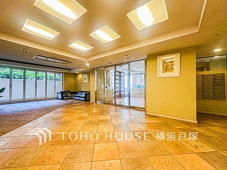 【Entrance】エントランスは毎日の行き帰りで使う大事な空間です。明るい基調で華やかなデザインなので、毎日も気持ちよく、またご友人なども素敵に迎え入れられます。