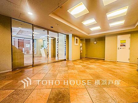 【Entrance】足を踏み入れると静穏な時間が流れるエントランスホール。心やすらぐ憩いのスペース。ゆったりと寛ぎながら、思い思いの時間を過ごせる空間です。