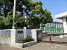 周辺：海と緑に囲まれた恵まれた環境にある公立中学校。文武両道を掲げて学力向上と部活動の活性化に注力し、生徒の主体性を重んじながら地域社会と連携して心豊かな青年を育んでいます。