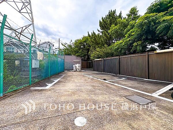 安心・便利なバイク置き場。専用スペースで大切なバイクを守り、快適な移動をサポートする理想的な場所。